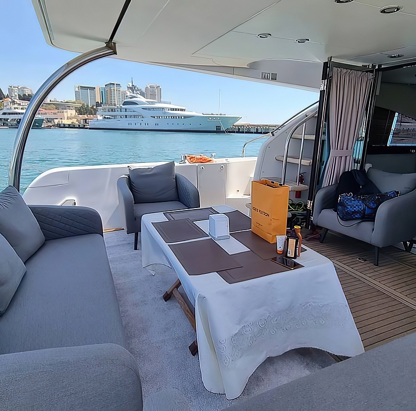 Аренда яхты Fairline Squadron 58 в Сочи - стол на корме